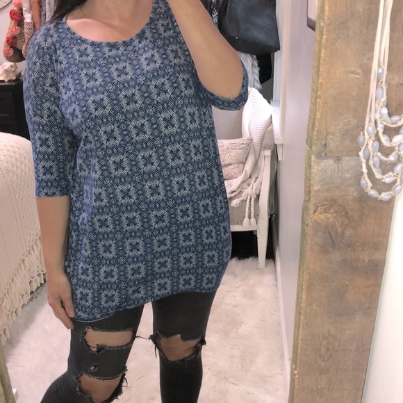 LulaRoe size xsmall blue modern print Carlie top - Picture 2 of 4